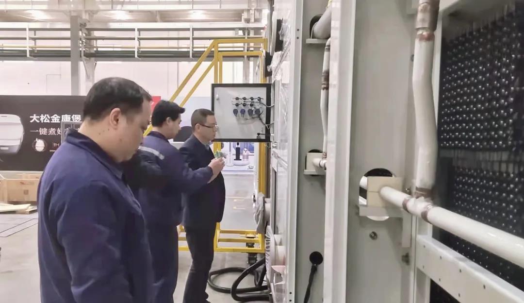 长沙格力首台蒸发冷机组顺利下线