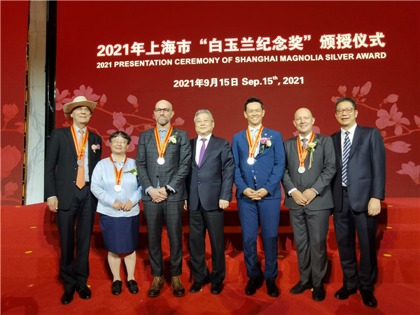 江森自控亚太区总裁梁伟超（右三）荣膺上海市“白玉兰纪念奖”