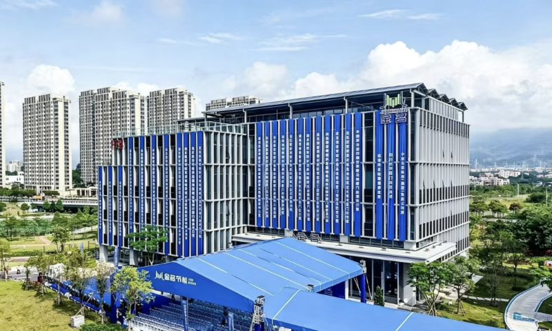 海尔全球首台绿电直流磁悬浮中央空调落地厦门