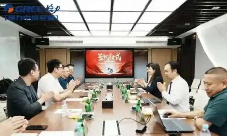 格力电器与华创天下能源在上海签署战略合作仪式
